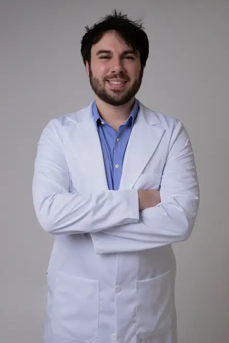 Dr. Rodrigo Vidaurre atendendo